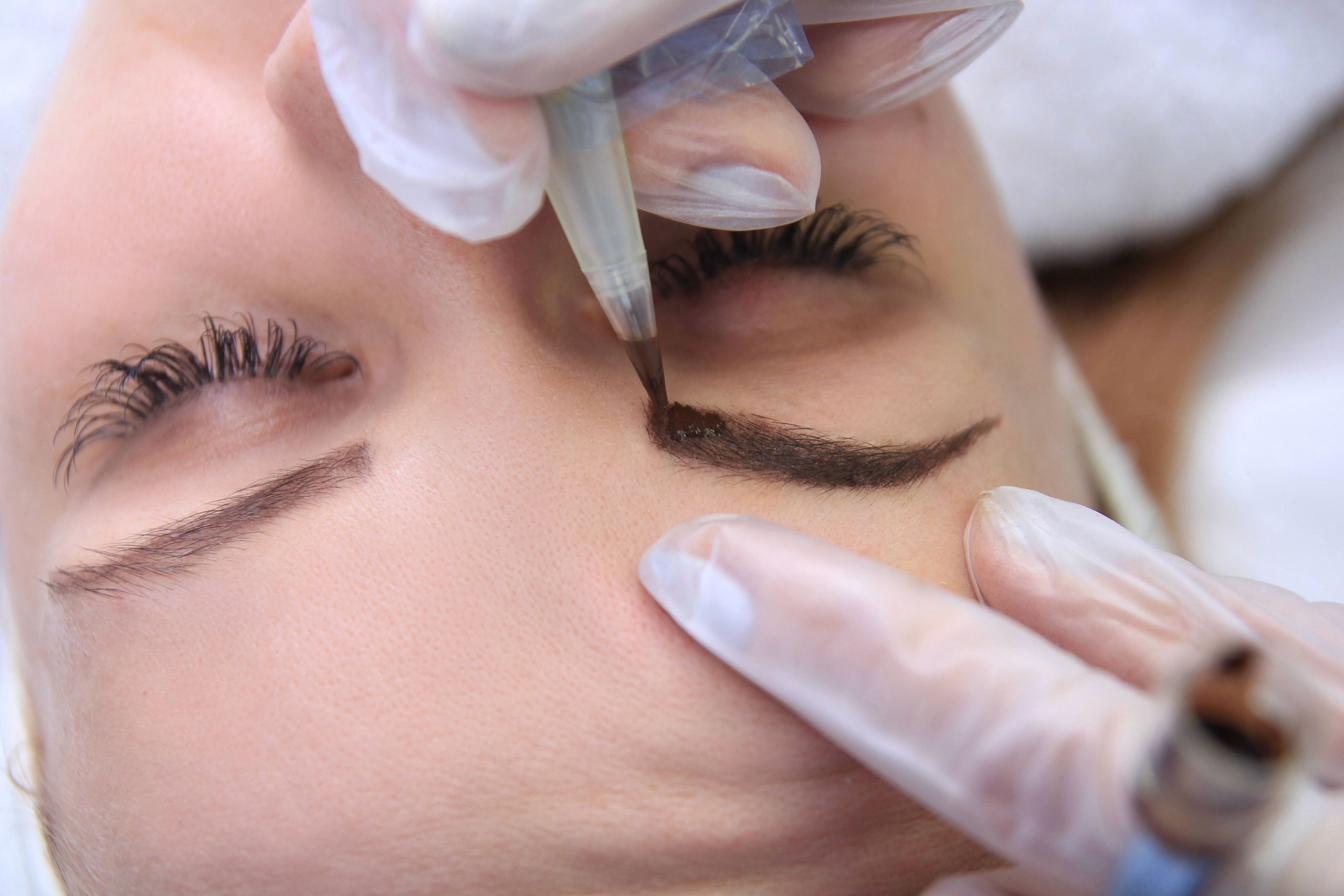 Cosmetologist,Applying,Permanent,Make,Up,On,Eyebrows-,Eyebrow,Tattoo